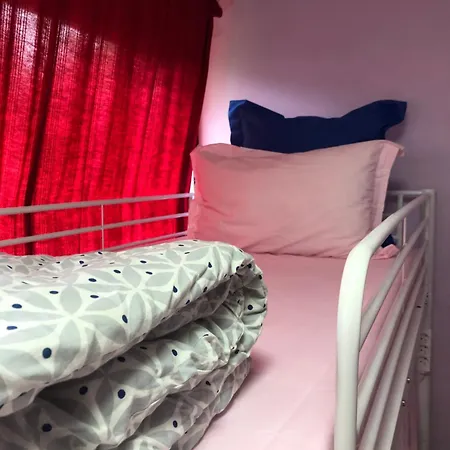 Hostel Female Dorm- Femme Dortoir Paris 8Pm-10Am *
