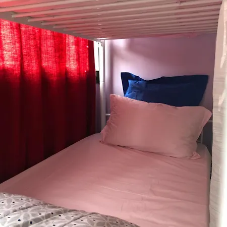 Hostel Female Dorm- Femme Dortoir Paris 8Pm-10Am Bobigny
