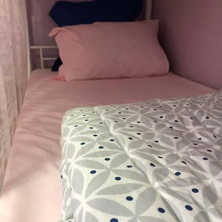 Hostel Female Dorm- Femme Dortoir Paris 8Pm-10Am *