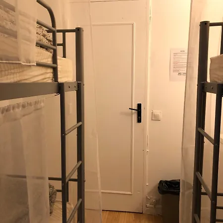 Female Dorm- Femme Dortoir Paris 8pm-10am *